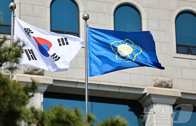 중앙선거관리위원회는 헌법재판소가 윤석열 대통령의 파면을 만장일치로 결정한 지난 4일 당일부터 제21대 대통령선거 예비후보자 등록을 시작했다. 사진은 6일 경기 과천시 중앙선거관리위원회의 모습. 2025.4.6/뉴스1 ⓒ News1 김도우 기자