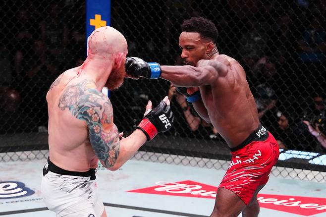 머피(오른쪽)가 에멧에게 펀치공격을 하고 있다. 사진 | UFC