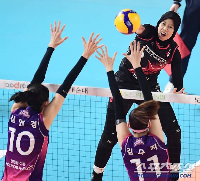 6일 대전 충무체육관에서 배구 V리그 여자부 챔피언결정전 4차전 정관장과 흥국생명의 경기가 열렸다. 정관장 메가가 흥국생명 블로킹을 앞에 두고 스파이크를 날리고 있다. 대전=송정헌 기자songs@sportschosun.com/2025.04.06/
