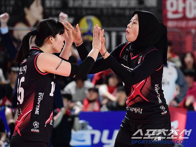 6일 대전 충무체육관에서 배구 V리그 여자부 챔피언결정전 4차전 정관장과 흥국생명의 경기가 열렸다. 정관장 신은지와 하이파이브를 나누는 메가. 대전=송정헌 기자songs@sportschosun.com/2025.04.06/