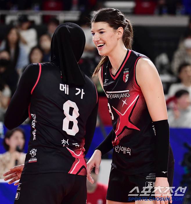 6일 대전 충무체육관에서 배구 V리그 여자부 챔피언결정전 4차전 정관장과 흥국생명의 경기가 열렸다. 메가와 대화를 나누고 있는 부키리치. 대전=송정헌 기자songs@sportschosun.com/2025.04.06/