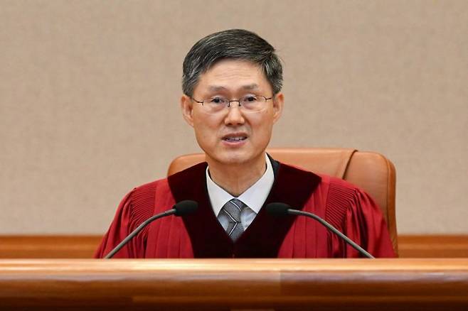 문형배 헌법재판소장 권한대행이 4일 서울 종로구 헌법재판소 대심판정에서 윤석열 대통령 탄핵심판 인용 결정문을 낭독하고 있다. 사진공동취재단