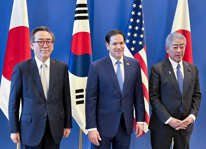 한미일 3국 외교수장이 4월 3일(현지시간) 벨기에 브뤼셀 나토 본부에서 약 두 달 만에 진행된 회동에 앞서 기념촬영을 하고 있다. 왼쪽부터 조태열 외교부 장관, 마코 루비오 미 국무장관, 이와야 다케시 일본 외무상. /연합뉴스