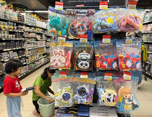 오는 13일부터 시작되는 미얀마 신년 물 축제 '띤잔' 행사를 앞두고 6일 양곤의 한 쇼핑몰에 물총이 진열돼 있다. 양곤=허경주 특파원
