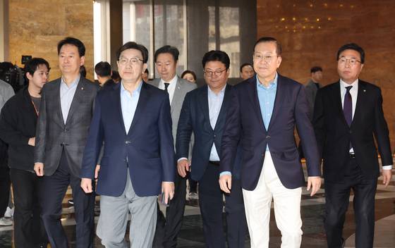 국민의힘 권영세 비상대책위원장과 권성동 원내대표가 6일 서울 여의도 국회에서 열린 의원총회에 참석하고 있다. 연합뉴스