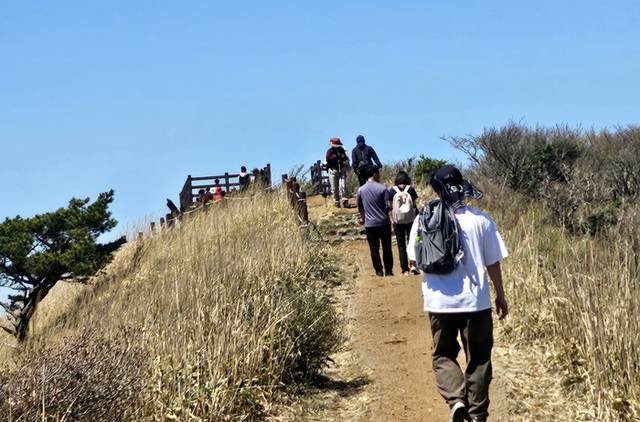 ▲ 맑은 봄 날씨를 보인 지난 6일 제주시 애월읍 노꼬메오름에서 탐방객이 산행하고 있다. 연합뉴스