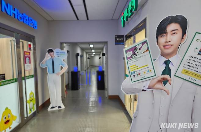 충남도청사 남문출입구로 들어서면 변우석과 임영웅을 매일 만날 수 있다. 사진=홍석원 기자