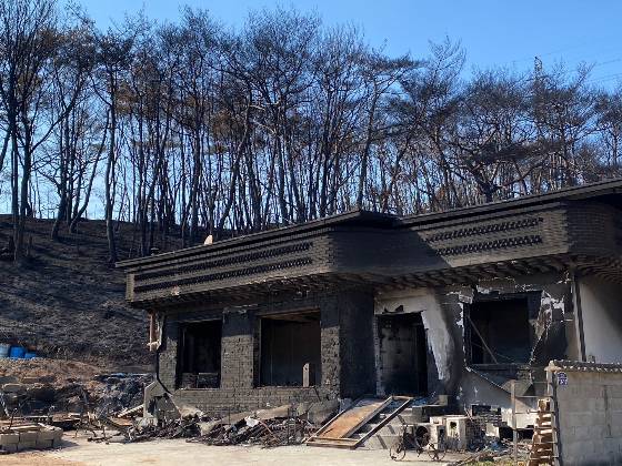 불타버린 경북 영덕 삼화2리의 어느 집./사진=남형도 기자