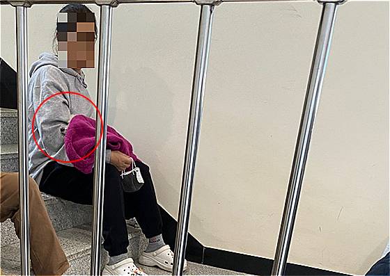 반려견을 품에 꼭 안고 있던 이재민./사진=남형도 기자