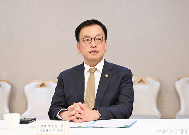 (서울=뉴스1) = 최상목 경제부총리 겸 기획재정부 장관이 4일 서울 종로구 정부서울청사에서 열린 경제관계장관간담회에서 발언하고 있다. (기획재정부 제공, 재판매 및 DB 금지) 2025.4.4/뉴스1 Copyright (C) 뉴스1. All rights reserved. 무단 전재 및 재배포, AI학습 이용 금지. /사진=(서울=뉴스1)