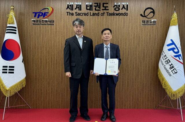 임명장 수여식에 참석한 김중헌 태권도진흥재단 이사장(왼쪽)과 정상기 국립태권도박물관 관장. /태권도진흥재단 제공