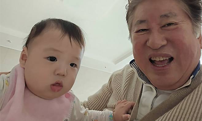 김용건이 차남 김영훈과 배우 황보라의 아들인 손자 우인 군을 안고 있는 모습. 출처 황보라 인스타그램