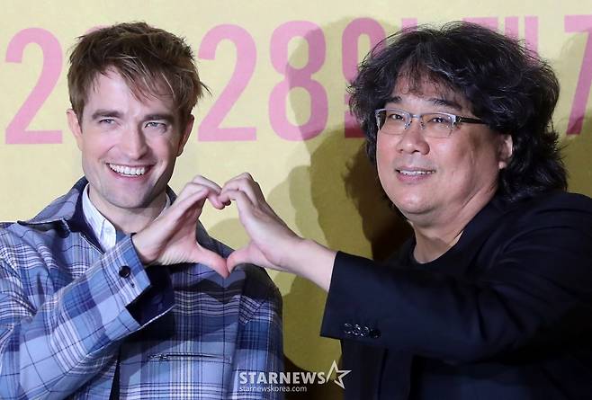 할리우드 배우 로버트 패틴슨, 봉준호 감독이 20일 오전 서울 용산구 아이파크몰 CGV에서 진행된 영화 '미키17' 기자간담회에 참석해 포즈를 취하고 있다. '미키17'은 위험한 일에 투입되는 소모품(익스펜더블)으로, 죽으면 다시 프린트되는 '미키'가 17번째 죽음의 위기를 겪던 중, 그가 죽은 줄 알고 '미키 18'이 프린트되면서 벌어지는 예측불허의 이야기를 그리는 영화. 오는 2월 28일 개봉. 2025.01.20 /사진=김창현 chmt@