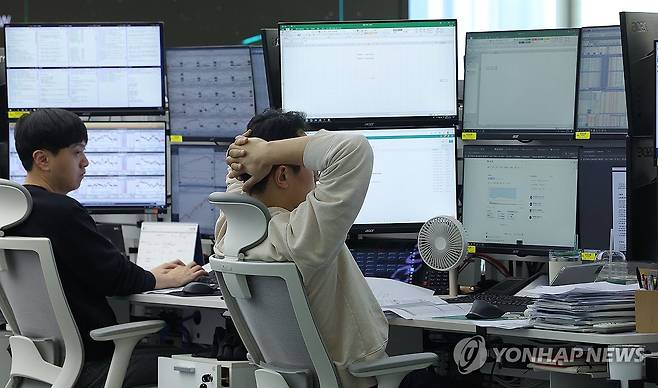 '검은 월요일' (서울=연합뉴스) 류영석 기자 = 코스피가 전장보다 137.22p(5.57%) 내린 2,328.20로 마감한 7일 오후 서울 중구 하나은행 딜링룸에서 딜러들이 업무를 보고 있다.
이날 원/달러 환율은 오후3시30분 기준 전날보다 33.7원 오른 1,467.8원을 기록했고, 코스닥은 36.09p(5.25%) 내린 651.30으로 마감했다. 2025.4.7 ondol@yna.co.kr