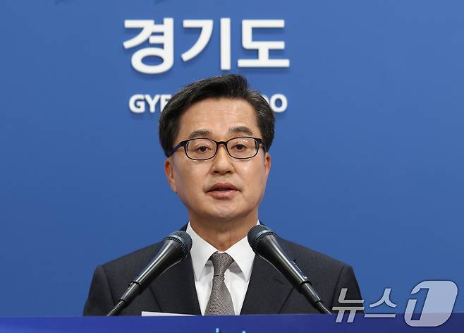 김동연 경기도지사가 4일 오전 경기 수원시 영통구 경기도청 브리핑룸에서 윤석열 대통령 파면 관련 입장 발표를 하고 있다. 2025.4.4/뉴스1 ⓒ News1 김영운 기자