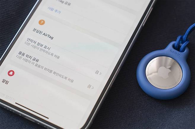 에어태그는 배터리 교체 없이 약 1년 이상 쓸 수 있고, 다각도로 위치 정보를 확인할 수 있다 / 출처=IT동아