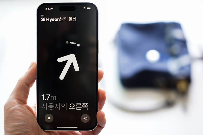 에어태그의 정밀 탐색 기능을 활용하면 물건 위치를 정확히 찾을 수 있다 / 출처=IT동아