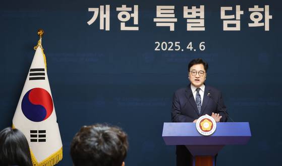 우원식 국회의장이 6일 오후 서울 여의도 국회 사랑재에서 개헌 관련 기자회견을 하고 있다. 뉴스1