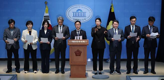 국회 법제사법위원회 소속 더불어민주당과 조국혁신당 의원들이 8일 국회에서 기자회견을 하고 한덕수 대통령 권한대행 겸 국무총리의 헌법재판관 지명 철회를 촉구하고 있다. 성동훈 기자