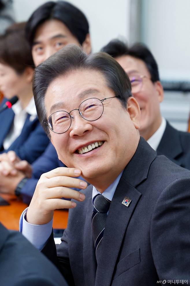 (서울=뉴스1) 안은나 기자 = 이재명 더불어민주당 대표가 7일 오전 서울 여의도 국회에서 열린 최고위원회의에서 홍준표 대구시장의 '탄핵 당한 당은 대선을 포기해야한다' 과거 발언 영상을 본 뒤 박찬대 원내대표와 웃으며 대화하고 있다. 2025.4.7/뉴스1 Copyright (C) 뉴스1. All rights reserved. 무단 전재 및 재배포, AI학습 이용 금지. /사진=(서울=뉴스1) 안은나 기자