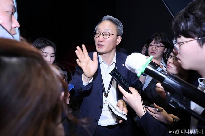 (서울=뉴스1) 민경석 기자 = 안병철 한화에어로스페이스 전략총괄 사장이 8일 오전 서울 중구 장교동 한화 그룹 본사에서 열린 '한화에어로 미래 비전 설명회'에서 중장기 투자 계획 및 최근 유상증자 관련 입장 발표를 마친 뒤 취재진의 질문을 받고 있다. 2025.4.8/뉴스1 Copyright (C) 뉴스1. All rights reserved. 무단 전재 및 재배포, AI학습 이용 금지. /사진=(서울=뉴스1) 민경석 기자
