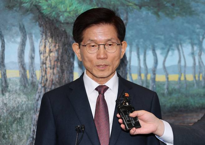 김문수 고용노동부 장관이 8일 오전 서울 종로구 정부서울청사에서 국무회의를 마친 후 나서며 기자들과 간담회를 하고 있다./사진=뉴스1