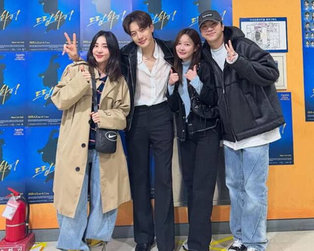 산다라박이 세븐 뮤지컬 '드림하이'를 보고 남동생 부부와 인증샷을 찍었다. / 산다라박 SNS 캡처