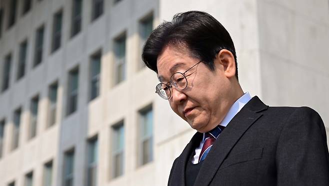 이재명 더불어민주당 대표가 2일 오전 서울 여의도 국회에서 열린 비공개 최고위원회의를 마치고 회의장을 나서고 있다. 이상섭 기자