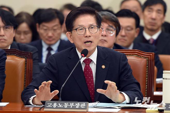 김문수 고용노동부 장관. 윤창원 기자