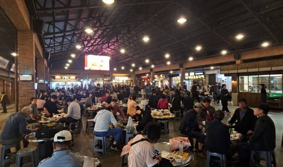 충남 예산시장 ‘장터광장’이 전국 각지에서 온 방문객들로 북적이고 있다. 예산시장은 프로젝트가 성공하면서 새로 개장한 지 3년도 안 돼 방문객 1000만명을 기록할 것으로 전망되는 전국적인 핫 플레이스가 됐다. 예산군 제공