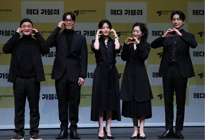 (서울=뉴스1) 오대일 기자 = 8일 오후 서울 강서구 LG아트센터에서 열린 연극 ‘헤다 가블러’(연출 전인철) 제작발표회에서 제작진과 배우들이 포즈를 취하고 있다. 왼쪽부터 배우 김정호·지현준·이영애·백지원·이승주. 세계적인 극작가 헨리크 입센의 고전 명작인 ‘헤다 가블러’는 사회적 제약과 억압 속에서 자유를 갈망하는 여성의 심리를 심도 깊게 탐구한 작품으로, 다음 달 7일부터 6월 8일까지 LG아트센터 서울에서 공연한다. 2025.4.8/뉴스1 Copyright (C) 뉴스1. All rights reserved. 무단 전재 및 재배포, AI학습 이용 금지. /사진=(서울=뉴스1) 오대일 기자