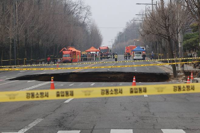 지난달 25일 서울 강동구 대명초등학교 인근 사거리에서 싱크홀(땅 꺼짐) 사고 발생으로 교통이 통제되고 있는 모습. (사진=연합뉴스)