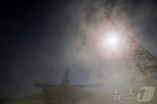 NASA 우주인 조니 김이 탑승한 소유즈 MS-27 우주선이 8일(현지시간) 카자흐스탄 바이코누르 우주 기지의 발사대에서 국제 우주 정거장(ISS)으로 발사되고 있다. ⓒ 로이터=뉴스1