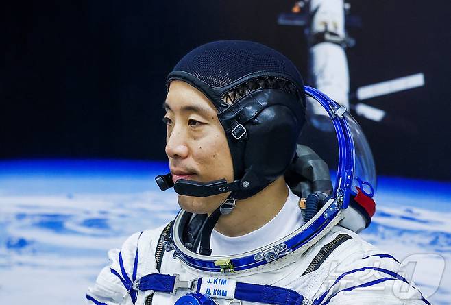 NASA 우주인 조니 김이 8일(현지시간) 카자흐스탄 바이코누르 우주기지에서 국제우주정거장(ISS)으로 발사를 앞두고 우주복 점검을 하고 있다. ⓒ 로이터=뉴스1