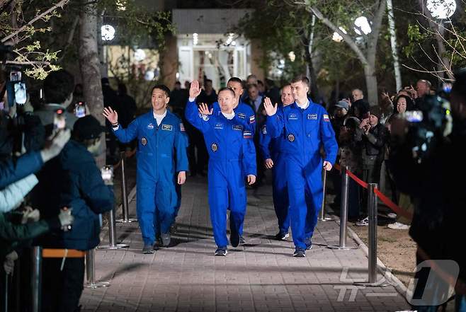 NASA 우주인 조니 김(왼쪽부터), 로스코스모스 우주비행사 세르게이 리지코프, 알렉세이 주브리츠키가 카자흐스탄의 바이코누르 우주기지에서 소유즈 MS-27 우주선 탑승을 앞두고 인사를 하고 있다. ⓒ AFP=뉴스1