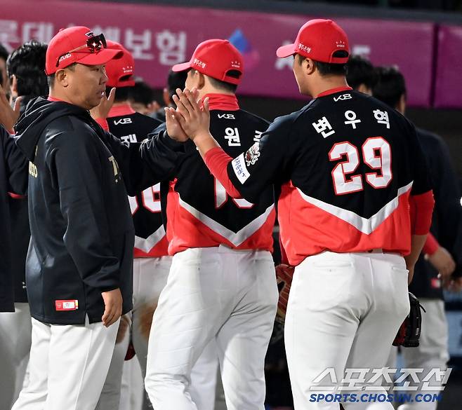 8일 부산 사직야구장에서 열린 KIA와 롯데의 경기, KIA가 5대4로 승리했다. 이범호 감독과 변우혁이 승리의 기쁨을 나누고 있다. 부산=허상욱 기자wook@sportschosun.com/2025.04.08/