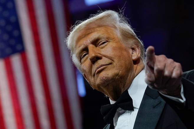 도널드 트럼프 미국 대통령이 8일 워싱턴 DC의 전국 공화당 행사에서 무대에 올라 발언을 하고 있다. /로이터 연합뉴스