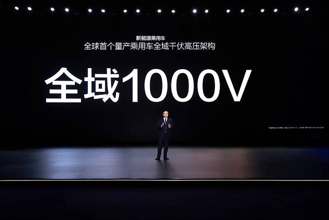 왕촨푸 BYD 회장이 17일(현지 시각) 중국 선전 본사에서 새로운 충전 기술에 대해 설명하고 있다. /BYD X 계정