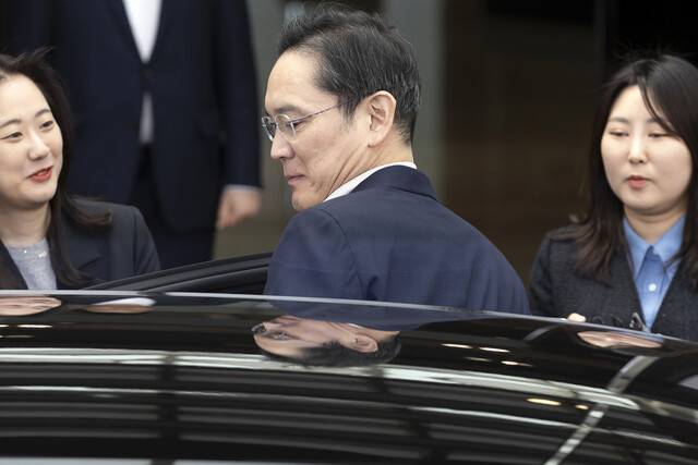 일본 출장을 마친 이재용 삼성전자 회장이 9일 강서구 서울김포비즈니스항공센터(SGBAC)를 통해 귀국하고 있다. 연합뉴스