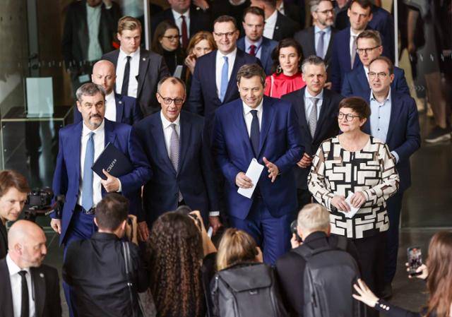 독일 기독민주당(CDU)·기독사회당(CSU) 연합과 사회민주당(SPD) 관계자들이 9일 독일 베를린 연방의회에서 연립정부 구성안을 발표하기 위한 기자회견에 참석하고 있다. 베를린=EPA 연합뉴스