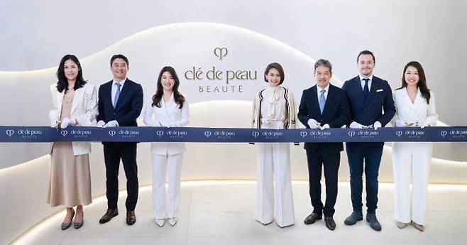 서울신라호텔에서 ‘끌레드뽀 보떼 스파’ 그랜드 오프닝 행사를 가졌다. 이정호 호텔신라 호텔&레저 부문장(우측에서 세 번째), 니콜 탄(Nicole Tan) 시세이도 아시아 퍼시픽 대표(우측에서 네 번째), 양근혜 시세이도 코리아 대표(우측에서 다섯 번째) 등 관계자들이 참석한 가운데 기념 촬영을 하고있다.