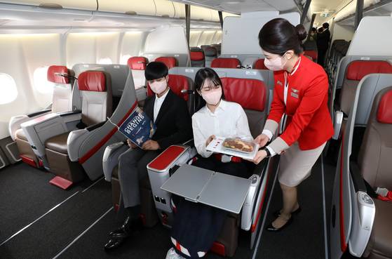 최근 티웨이항공은 구독형 회원제인 '티웨이플러스'를 선보였다. OTT처럼 구독료를 내면 항공권을 살 때 쓸 수 있는 할인 쿠폰을 받고, 좌석 지정, 위탁 수하물 등 혜택을 누릴 수 있다. 연합뉴스