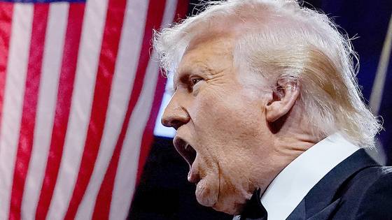 도널드 트럼프 미국 대통령이 8일 워싱턴DC에서 열린 공화당의회위원회(NRCC) 만찬에서 연설 중이다. 트럼프는 이 자리에서 “많은 나라들은 우리를 엄청나게 갈취했다. 그러나 이제는 우리가 갈취할 차례”라고 말했다. 로이터=연합뉴스.