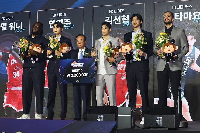 SK 자밀 워니·안영준·김선형(왼쪽부터)이 9일 2024~2025 KCC 프로농구 시상식에서 LG 칼 타마요(오른쪽) 등과 함께 베스트5를 수상한 뒤 이수광 KBL 총재(가운데)와 촬영을 하고 있다. 연합뉴스