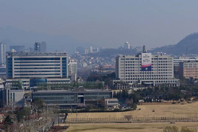 대통령실 어디로… 윤석열 전 대통령 파면으로 조기 대선이 치러지면서 대통령실이 어디에 자리 잡을지 관심이 쏠리는 가운데, 지난 7일 서울 용산에 대통령실(오른쪽 큰 건물)과 국방부·합동참모본부 청사(왼쪽 큰 건물)가 나란히 서 있다. 문호남 기자