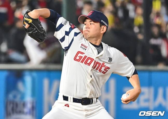 롯데 김진욱이 8일 사직 KIA전에서 투구하고 있다.