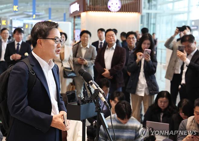 대선 출마 선언하는 김동연 경기도지사 (영종도=연합뉴스) 황광모 기자 = 김동연 경기도지사가 9일 인천공항 2터미널에서 제21대 대통령선거 출마 선언을 하고 있다.
김 지사는 이날 미국 트럼프 발 관세 전쟁 대응책을 찾기 위해 미국으로 출국하기 전 가진 '자동차 부품 관세 대응을 위한 긴급 출국 보고 회견'에서 대선 출마 선언을 하게 됐다. 2025.4.9 hkmpooh@yna.co.kr