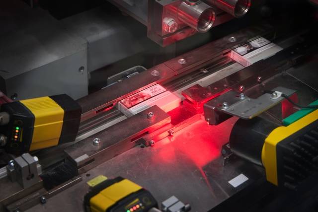 센티아 패커 공정에서 팩의 바코드 및 데이터 코드 품질을 검사하는 모습 /사진=한국필립모리스