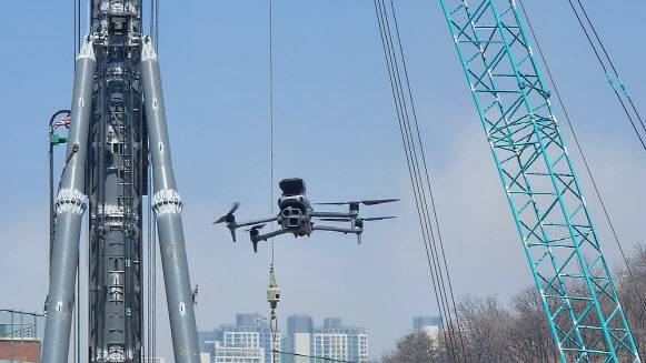 삼성물산 건설 현장에서 드론을 활용해 현장 장비를 점검하고 있다.(사진=삼성물산)