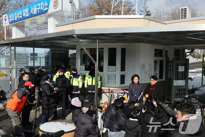 윤상현(오른쪽), 김민전 국민의힘 의원이 지난 2월 7일 오전 경기 의왕시 서울구치소에서 수감 중인 윤석열 대통령을 접견한 후 취재진의 질문에 답변하고 있다. 2025.2.7/뉴스1 ⓒ News1 신웅수 기자